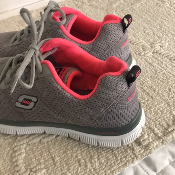Skechers good Condition Size 7 - Picture 4 of 12
